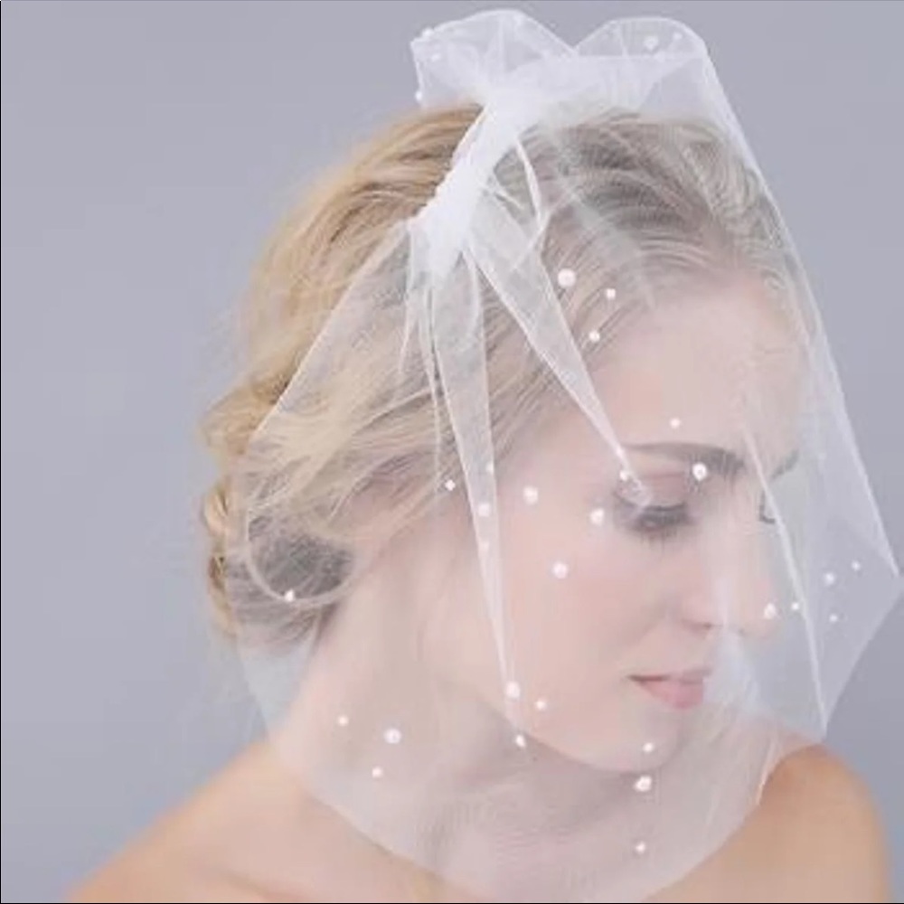Short wedding veil